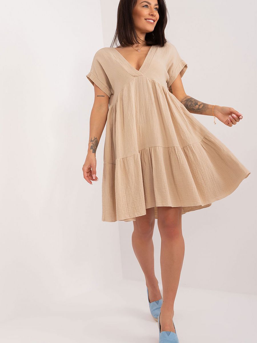 Dagkjole med hjerteudskæring, flæse og korte ærmer model 194851 — Italy Moda
