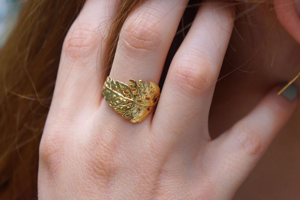 Bregneblad Ring — Forgyldt Messing | Naturinspireret Design